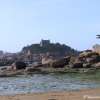 La plage de Saint Guirec et le château de Costaérès