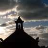 ... et contre-jour sur sa minuscule chapelle.